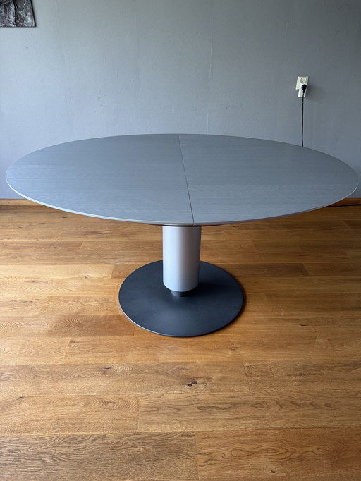 Leolux Calbuca extendable dining table