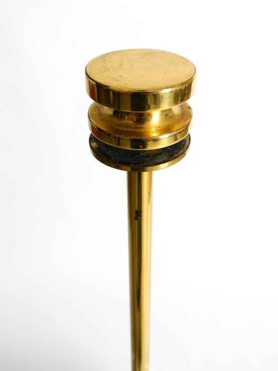 Image 1 of Einzigartige große Messing-Tischlampe aus den 1960er Jahren von den Vereinigten Werkstätten mit beleuchtetem Sockel