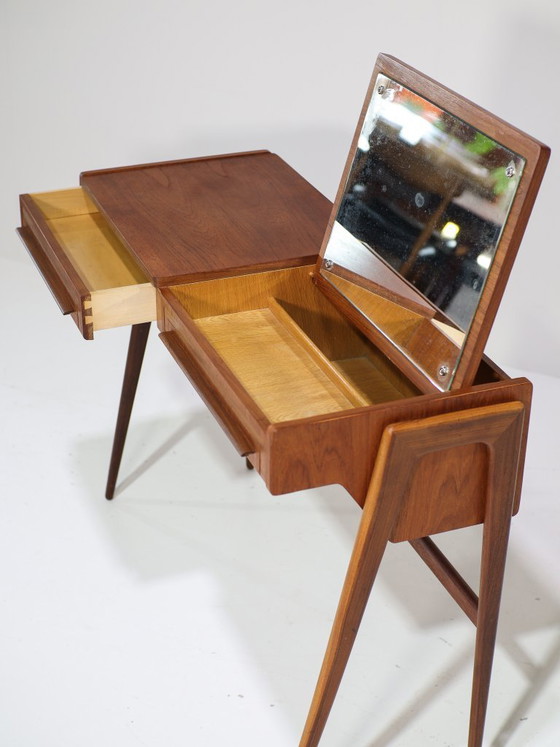 Image 1 of Tocador danés antiguo de teca de la década de 1960.