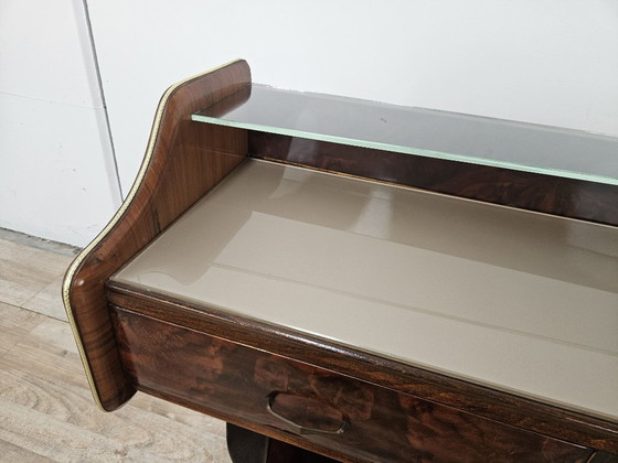 Image 1 of Tocador de madera de raíz con estante doble de cristal.