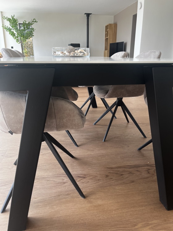 Extendable Dining Table with Black Aluminum Legs and Marble-Look Ceramic Top – Dressy, Aluminium (photo 6 of 8)