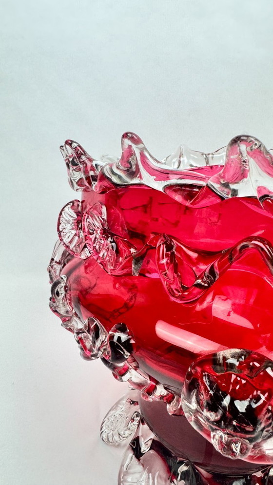 Image 1 of Grande centrotavola in vetro rosso rubino e cristallo applicato, decorato con maschere, XX secolo