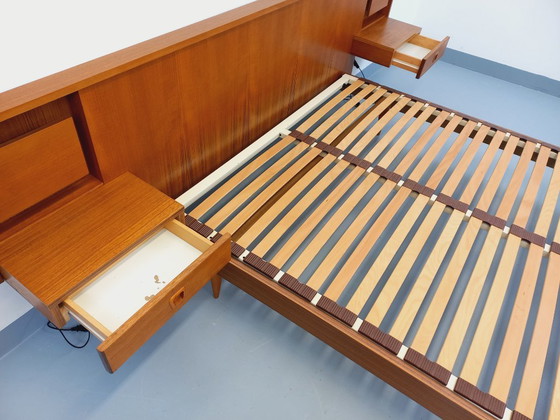 Image 1 of Lit double vintage style scandinave en teck des années 60 avec chevets lumineux intégrés et sommier