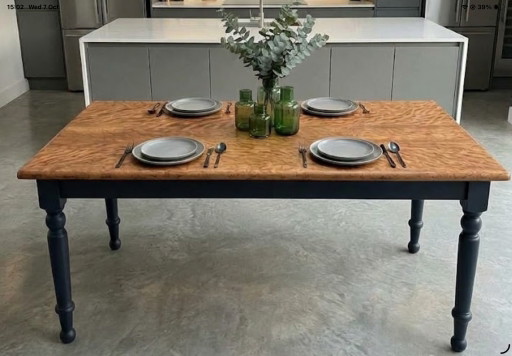 Mesa de comedor de granja a medida para 6 personas con tapa de arce rizado macizo y patas torneadas azul oscuro