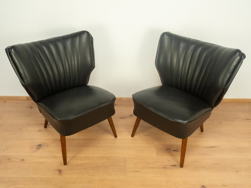 2 fauteuils de cocktail, hêtre et similicuir noir, années 1950