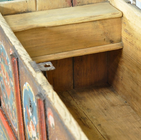 Image 1 of Coffre de mariée d'art populaire, année 1718