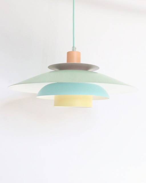 Lámpara colgante danesa vintage en colores pastel, estilo retro de mediados de siglo.