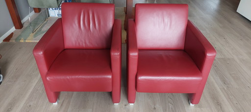 2 fauteuils Look Line en cuir rouge modèle 770