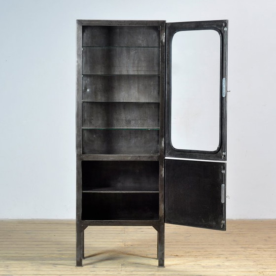 Image 1 of Armoire médicale vintage, années 1970