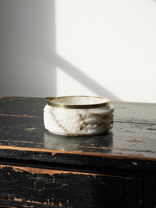 Kleiner, antiker, geschnitzter Alabaster-Aschenbecher aus der Hollywood Regency/Mid-Century-Ära.