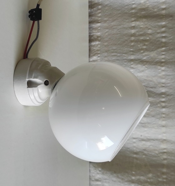 Image 1 of Wandlamp in art-decostijl met porseleinen en opaalglazen bol - jaren 1930/40