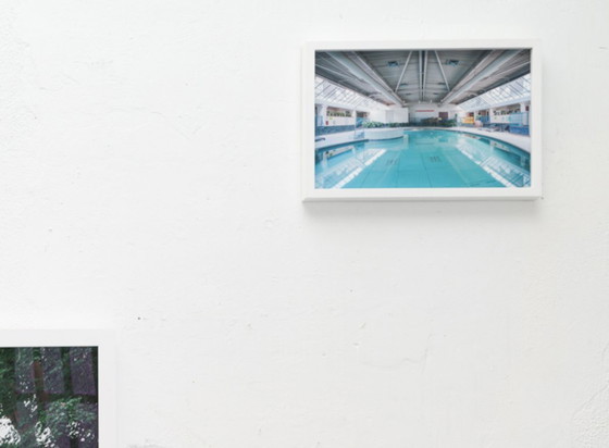 Image 1 of Fotografia a colori di una piscina vuota, 40x50 cm