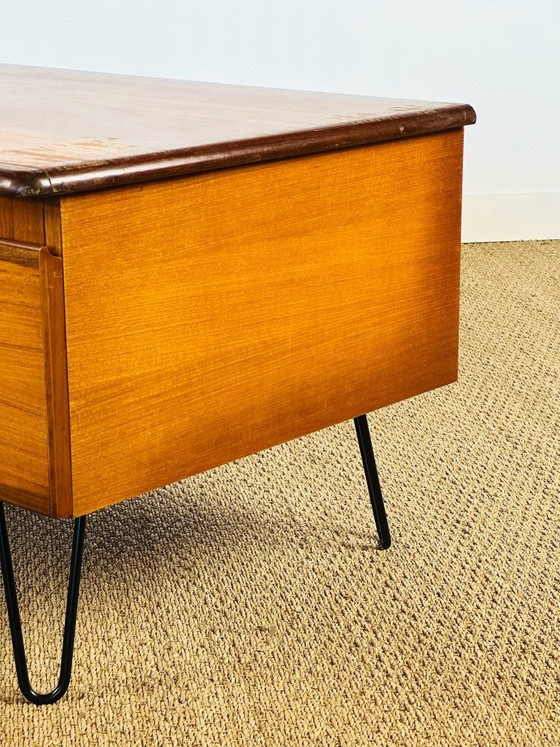 Image 1 of Aparador bajo escandinavo de teca con patas de horquilla, 1960.