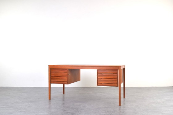 Scrivania direzionale in teak di metà secolo, disegnata da Torbjørn Afdal per Bruksbo, anni '60. – Scrivanie (photo 2 of 18)