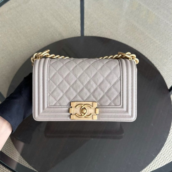 Image 1 of Chanel Boy Small - Caviar 20CM Gewatteerd generfd kalfsleer Grijs met gouden hardware Serie 27