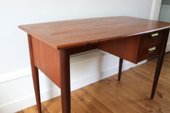 Image 1 of Klein vintage Scandinavisch teakhouten bureau uit de jaren 60.