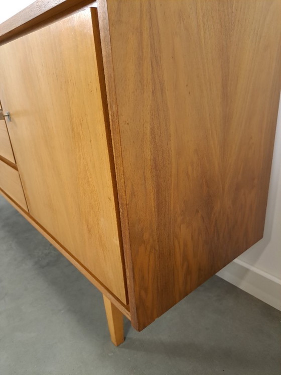 Image 1 of Buffet en placage noyer style milieu du siècle avec 3 tiroirs