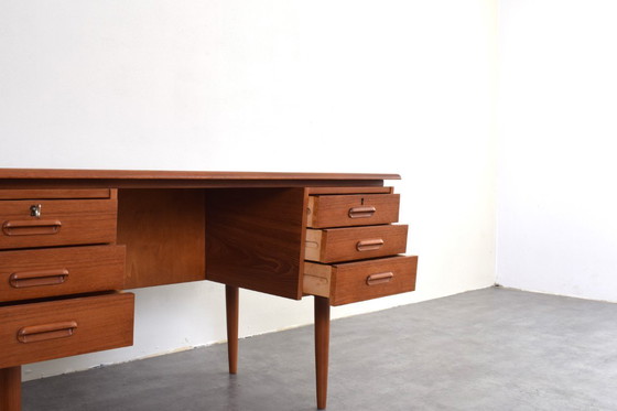 Image 1 of Deens teakhouten directiebureau uit het midden van de 20e eeuw, jaren 60.