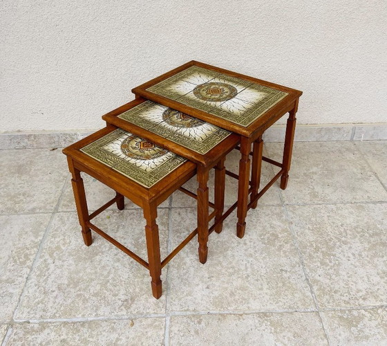 Image 1 of Set di 3 tavolini da caffè impilabili in teak e ceramica, Danimarca, 1960