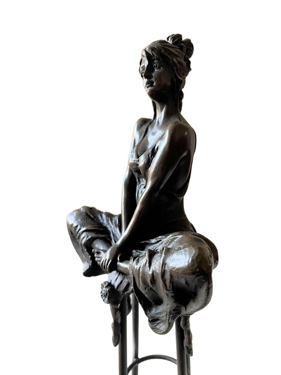 Image 1 of Statue en bronze d'une dame sur un tabouret de bar