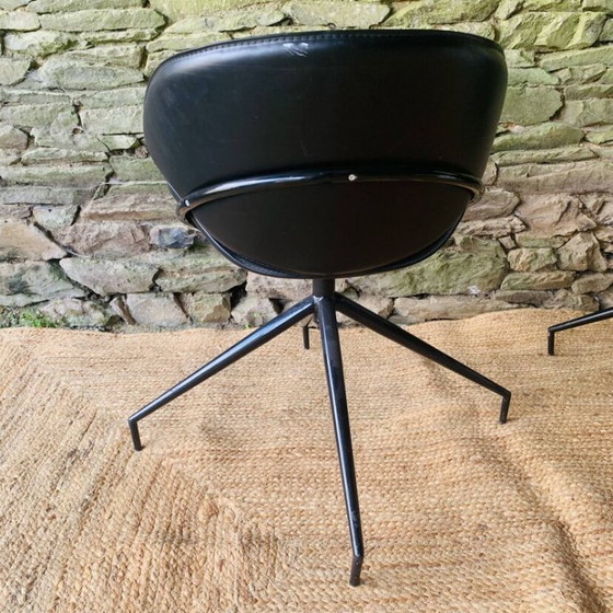 Een paar modernistische draaibare fauteuils van zwart leer. – Leather (photo 5 of 16)
