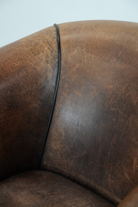Image 1 of Robusta poltrona club vintage in pelle di pecora con una splendida patina