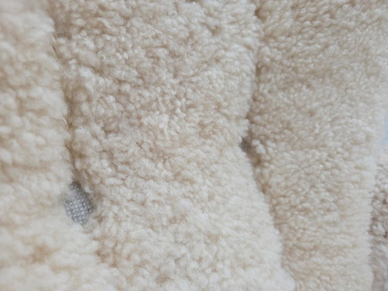 Image 1 of Dänisches Design aus den 1960er Jahren, neu bezogener Hochlehner-Sessel, echtes Schaffell.