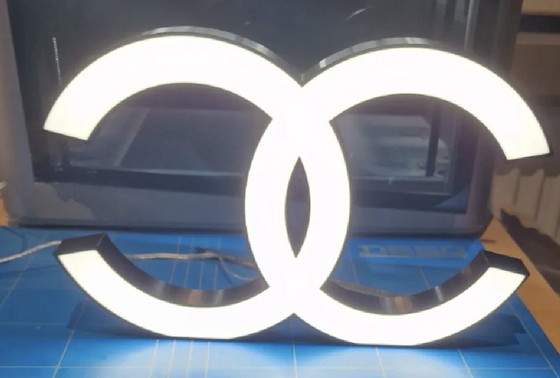 Image 1 of Boîte lumineuse Chanel