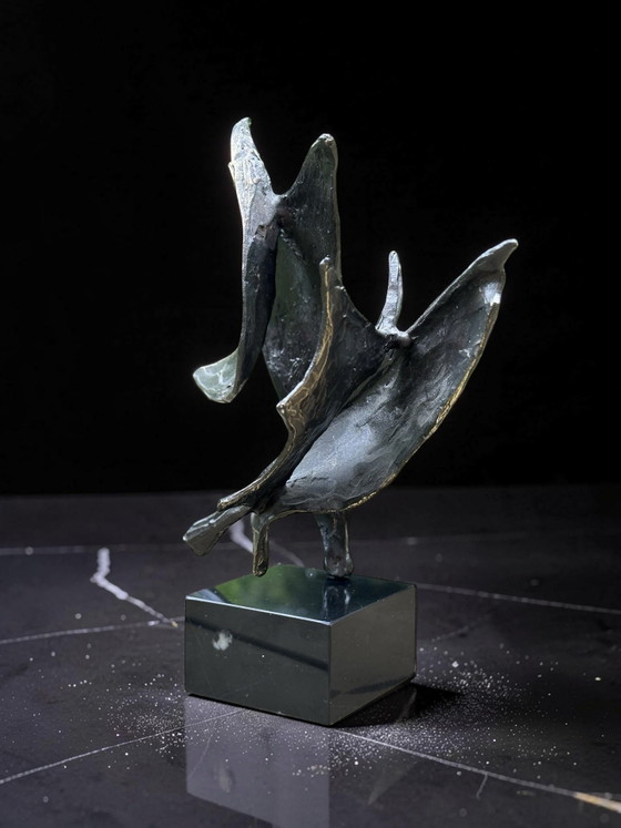 Image 1 of Scultura in bronzo Vento nelle vele - Bernadette Leijdekkers | Scultura astratta su base