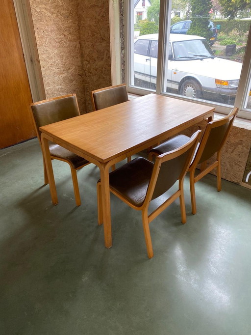 J. O. Carlsson stoelen en eettafel