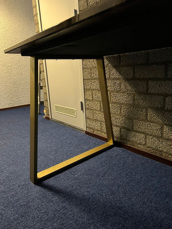 Image 1 of 2 x Tavolino di lusso in marmo marrone con gambe in metallo dorato - Qualità premium - Condizioni eccellenti