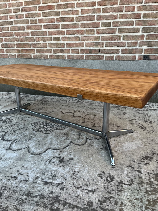 Table basse vintage Mid Century avec plateau en chêne massif et base chromée