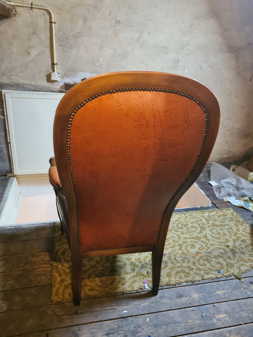 Sillón de cuero con reposabrazos