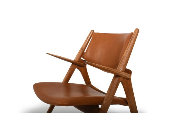 Image 1 of Par de sillones CH-28 de roble de la primera generación, diseñados por Hans J. Wegner.