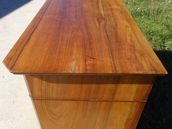 Image 1 of Commode Louis Philippe en noyer et ronce de noyer