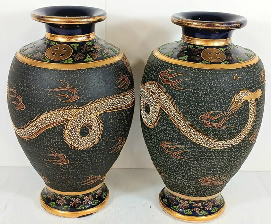 Image 1 of Coppia di vasi Satsuma del periodo Meiji firmati Niiyama da 33 cm, con perizia ufficiale.