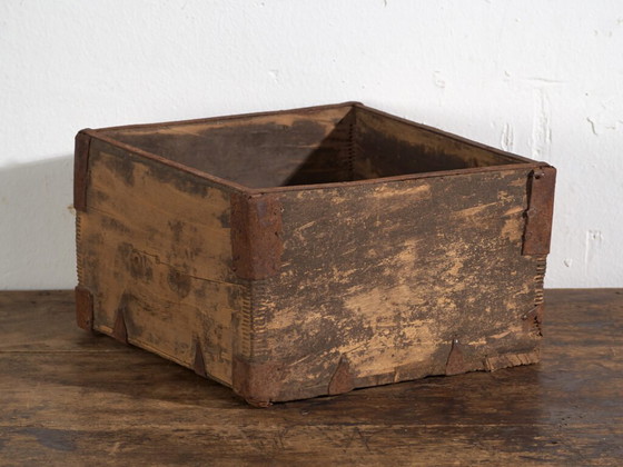 Antique Chinese wooden basket with iron straps – China, circa 1900 – Decorative Objects (photo 37 of 40)