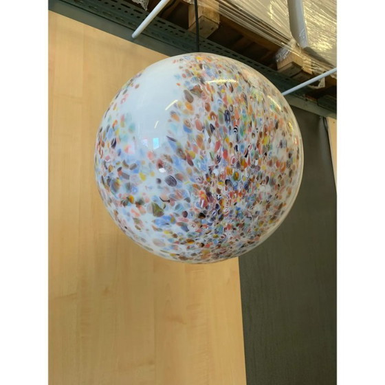 Image 1 of Sfera in vetro bianco latte in stile Murano contemporaneo con murrine multicolori