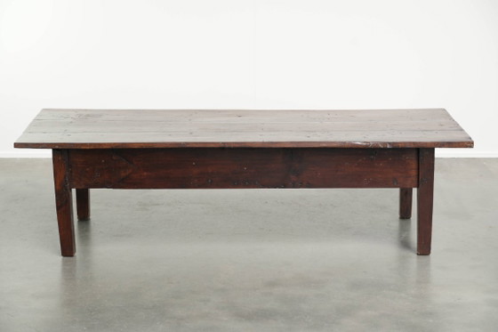 Zeer mooie antieke Zuid Europese salontafel uit de 18e eeuw van vruchtbomenhout met warme kleuren en 3 lades (photo 4 of 12)