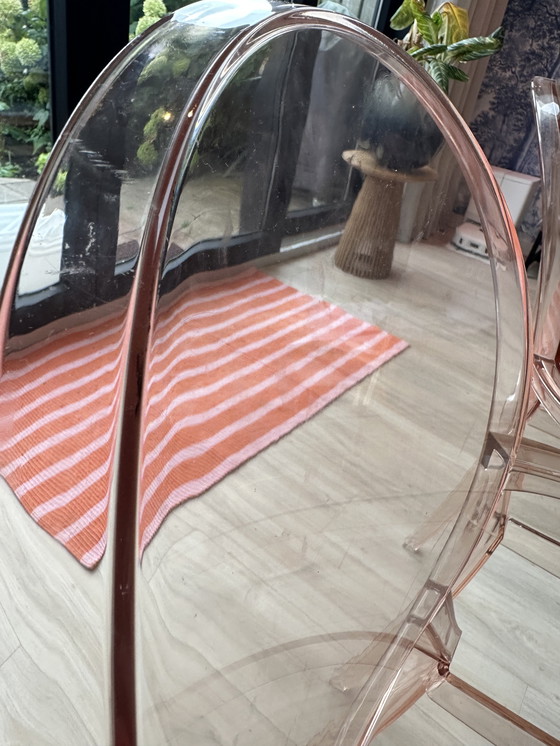 Image 1 of 3 roze Kartell Louis Ghost eetkamerstoelen