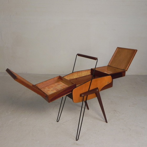 Image 1 of Coffre à couture vintage, coffre de rangement pliable à pieds inclinés, années 1950