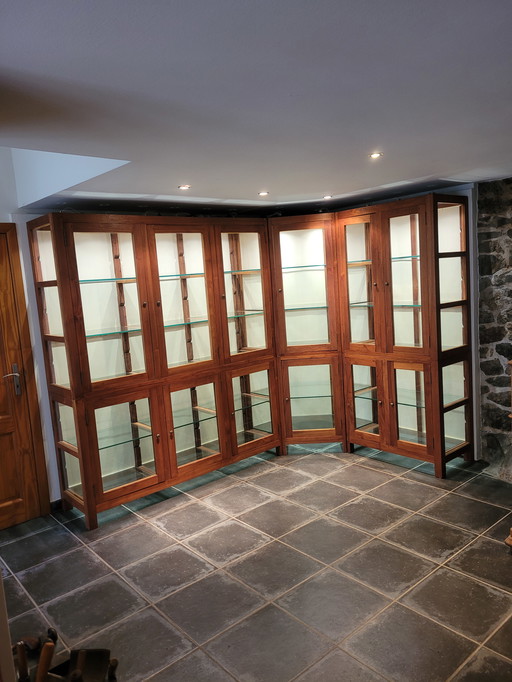 Hoekvitrine in TEAK/TECK met LED spots (d = 50cm en h = 210cm)