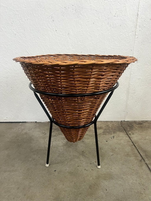 Vintage wicker pointed basket / plant furniture, Netherlands 1960s