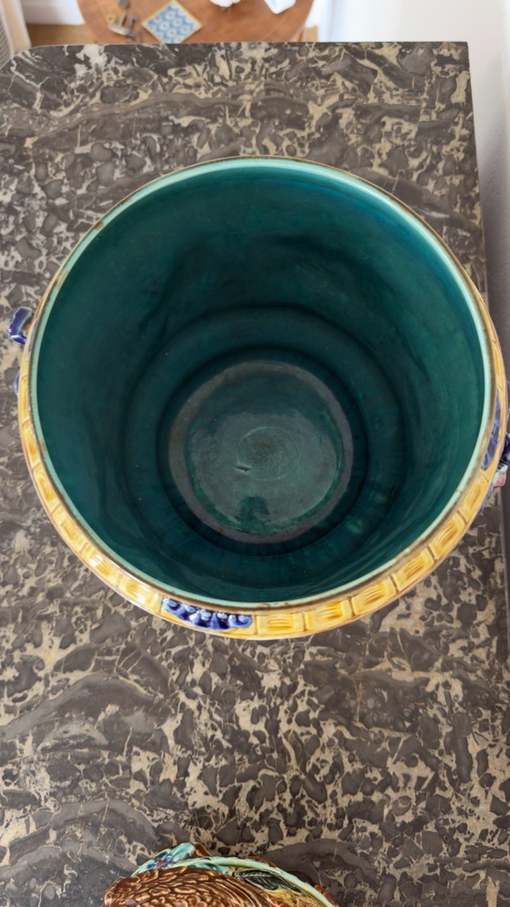 Image 1 of Paar antike französische Majolika-Pflanzgefäße – Barbotine – Vogel- und Blumenrelief