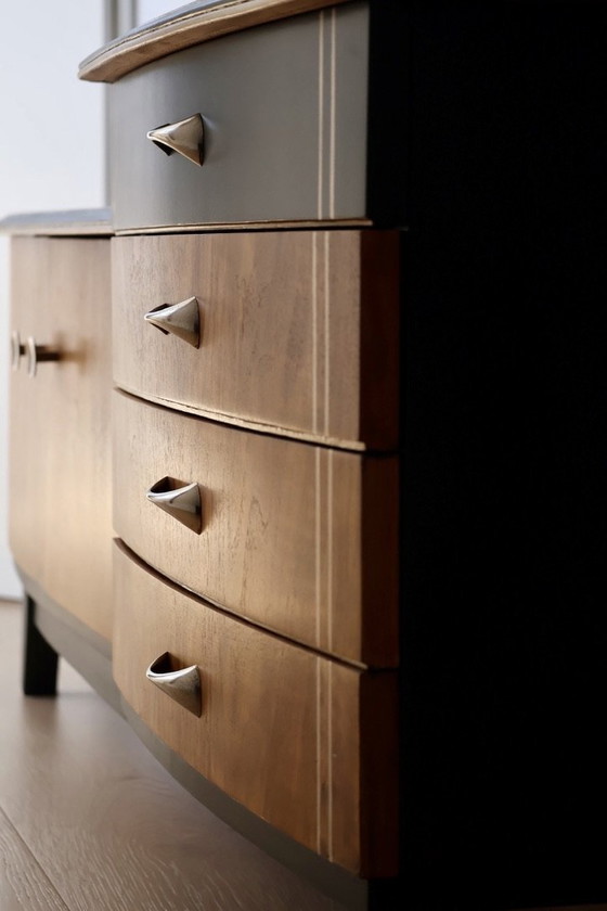 Image 1 of Ensemble de chambre à coucher remis à neuf, de style Mid Century - Noyer strié, Grachtengroen et accents argentés
