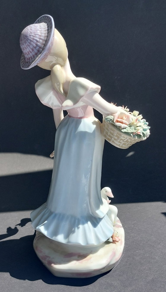 Image 1 of Figurine en porcelaine fine, Mediflor, Valence.