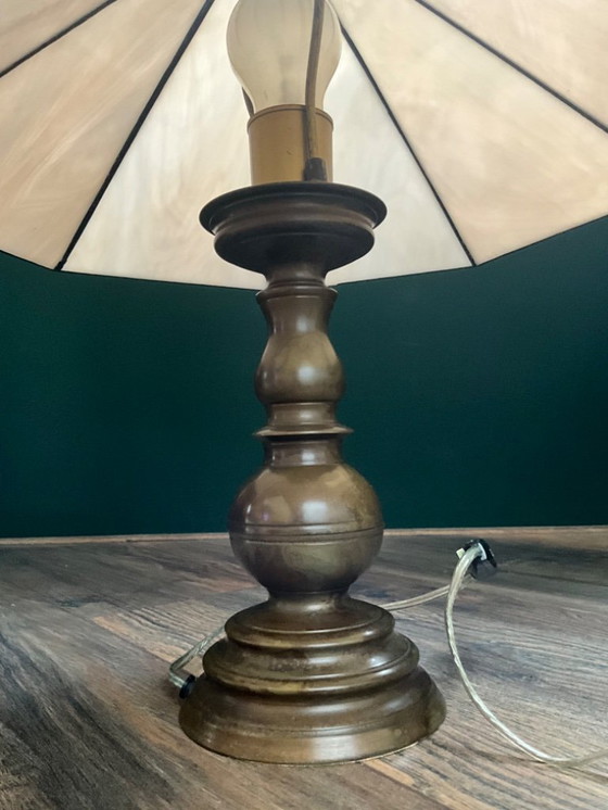 Image 1 of Classic Tiffany style table lamp with an attractive and elegant brass base