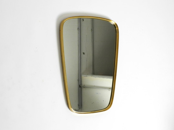 Image 1 of Magnifique miroir mural original du Mid Century Modern "Münchener Zierspiegel" avec cadre en laiton lourd