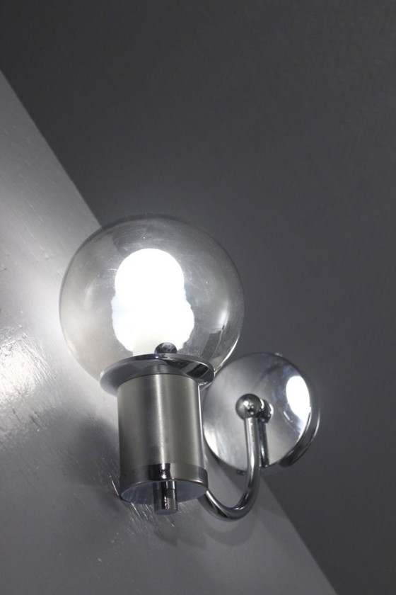 Image 1 of Applique murale vintage design 1970s globe verre fumé & acier chromé