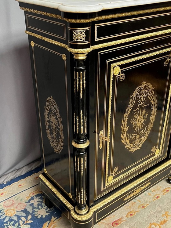 Cómoda de estilo Napoleón III, decorada con marquetería de latón y apliques de bronce dorado. – Bronze (photo 5 of 12)